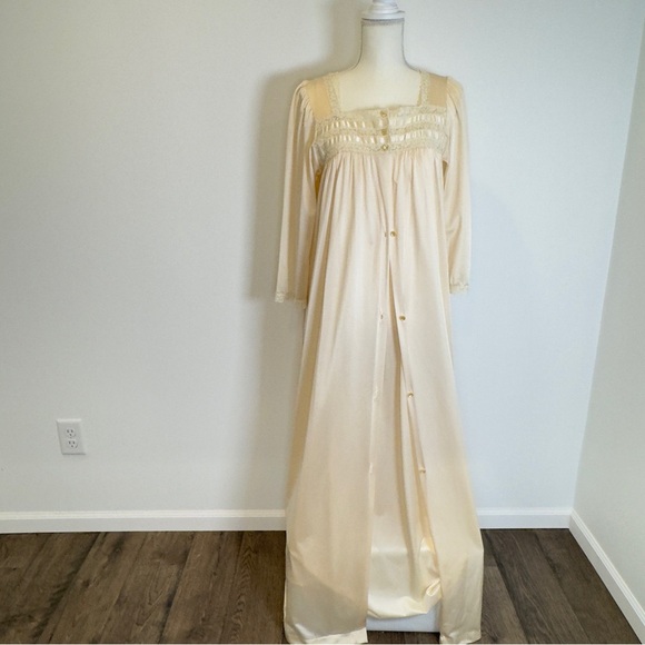 Vintage Lorraine Cream Nightgown and Robe set, size Medium - Picture 1 of 15